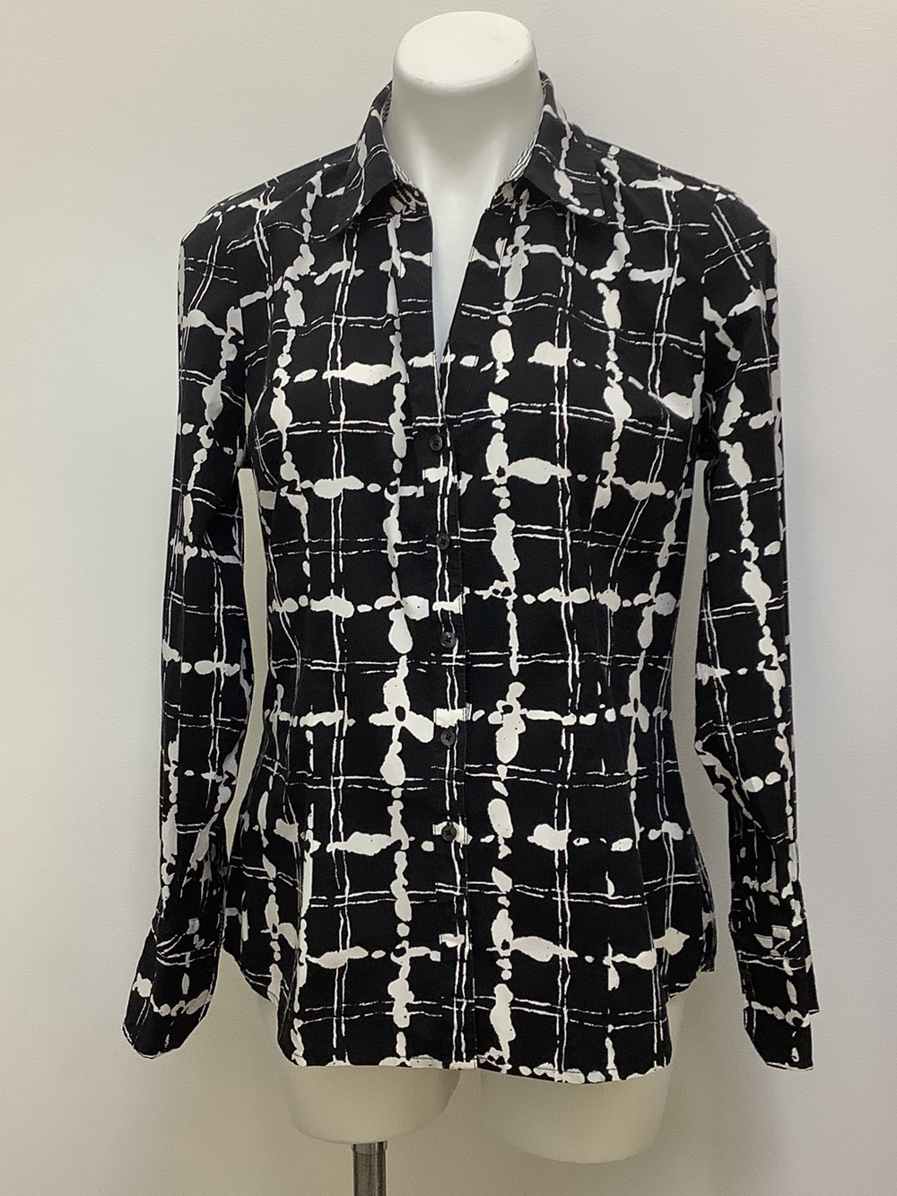Express Black and White Abstract Button-Up size L